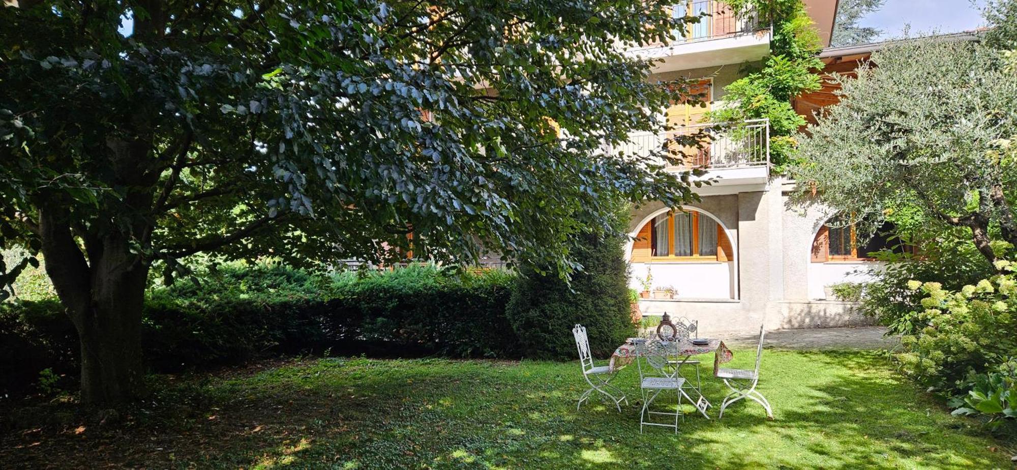 Appartamento Con Ingresso Autonomo, Giardino Privato E Portico Introbio Buitenkant foto