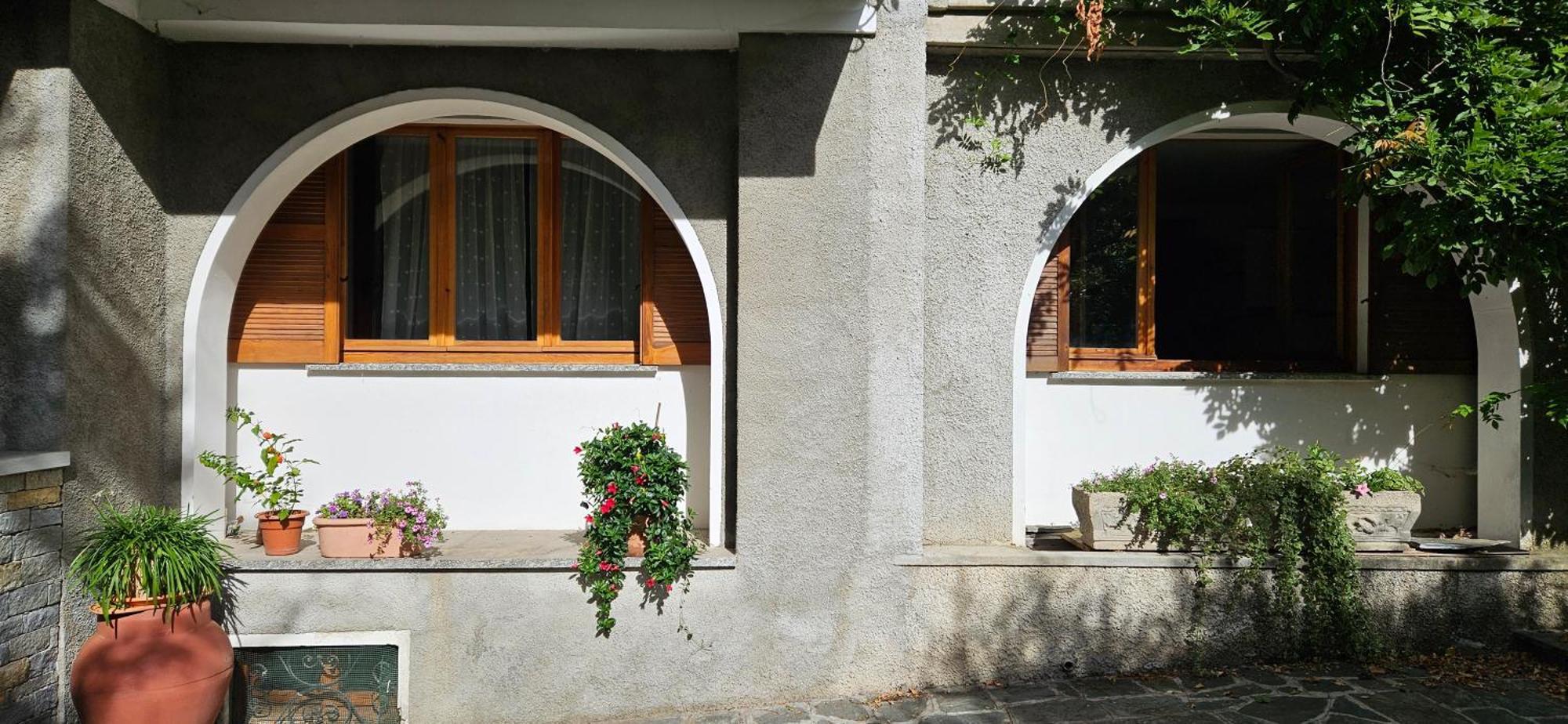 Appartamento Con Ingresso Autonomo, Giardino Privato E Portico Introbio Buitenkant foto
