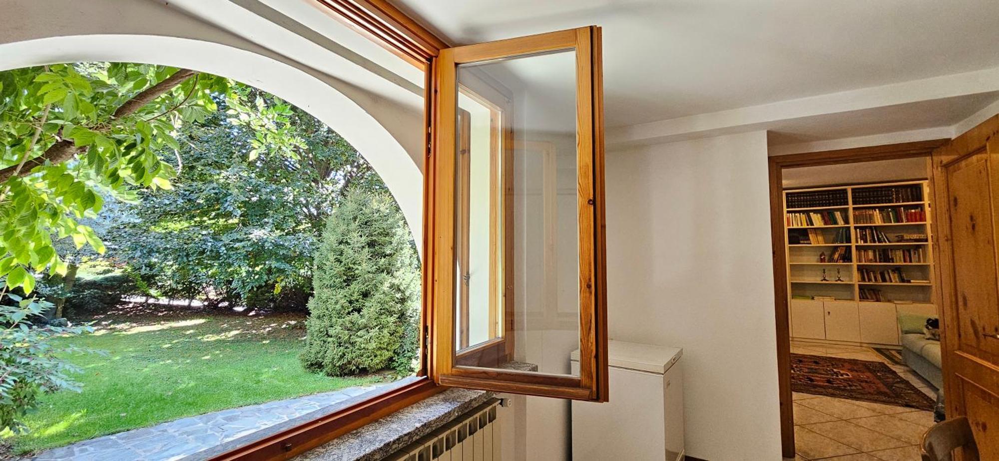 Appartamento Con Ingresso Autonomo, Giardino Privato E Portico Introbio Buitenkant foto