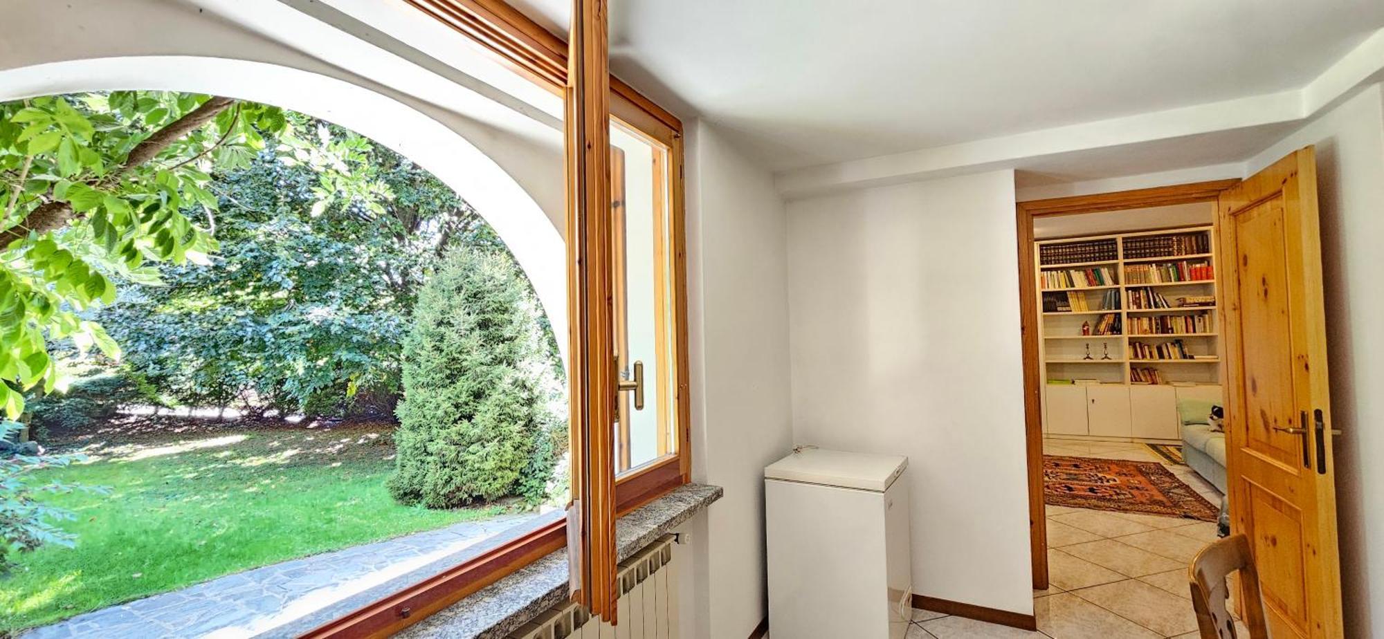 Appartamento Con Ingresso Autonomo, Giardino Privato E Portico Introbio Buitenkant foto