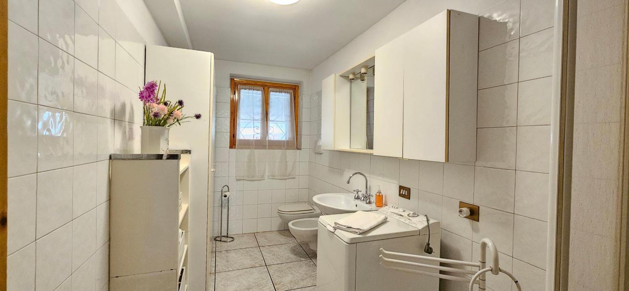 Appartamento Con Ingresso Autonomo, Giardino Privato E Portico Introbio Buitenkant foto