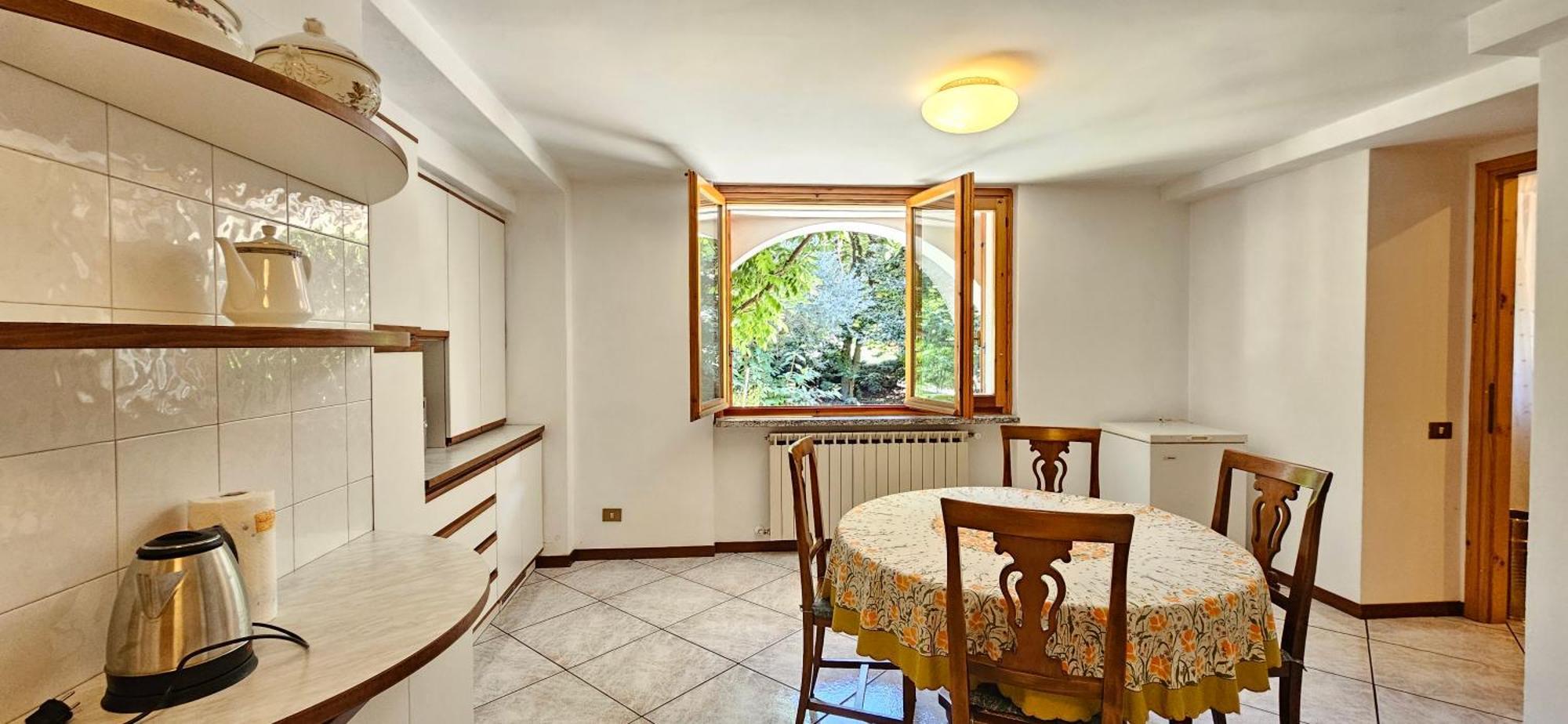 Appartamento Con Ingresso Autonomo, Giardino Privato E Portico Introbio Buitenkant foto