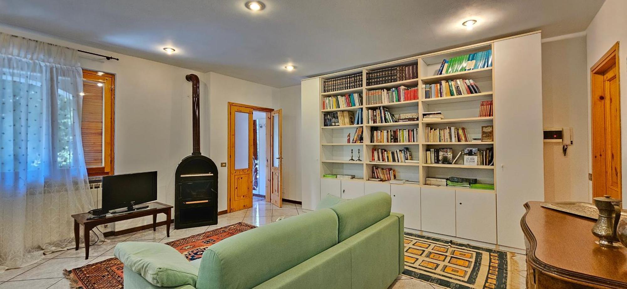 Appartamento Con Ingresso Autonomo, Giardino Privato E Portico Introbio Buitenkant foto